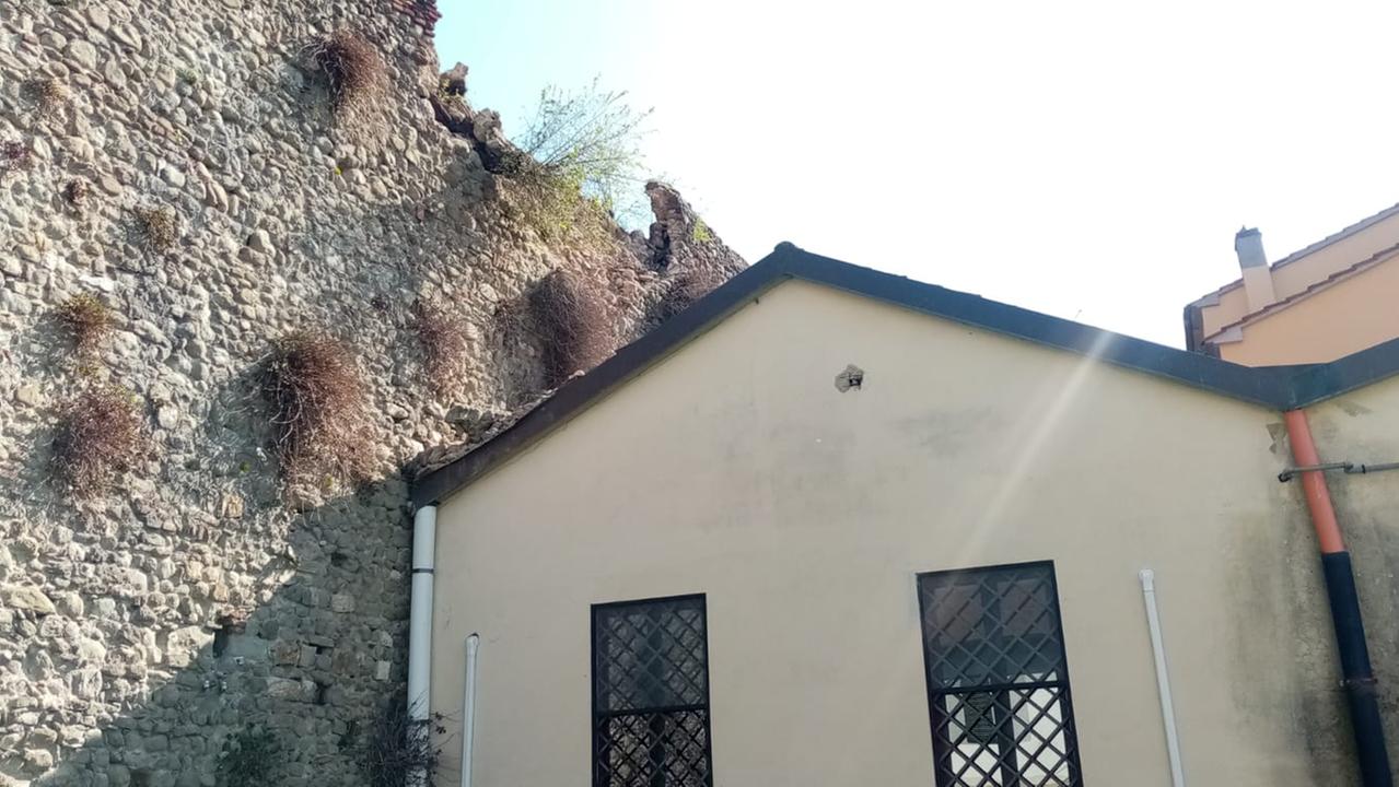 Mura crollate a Pistoia, il bar ristorante: «Riapriamo martedì senza la sala»