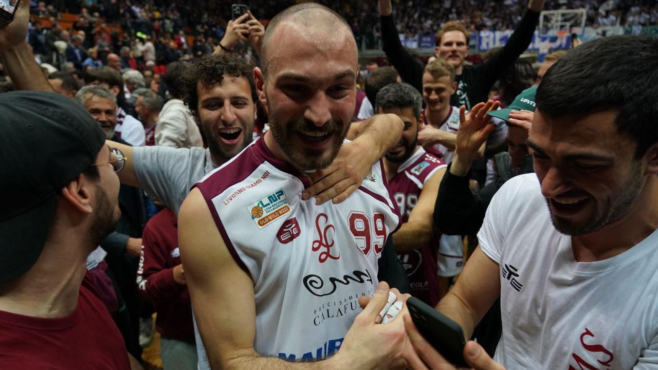 Lucarelli, eroe del derby: i canestri, il bacio e la notte insonne. «Era il mio sogno fin da bimbo»