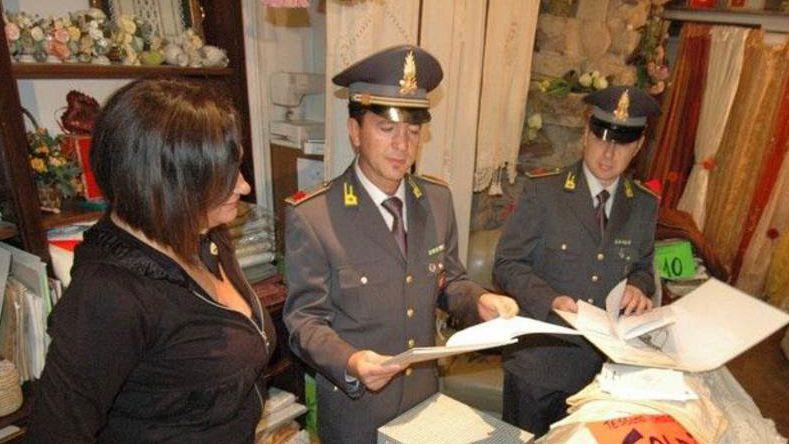 Un controllo della guardia di finanza (foto d'archivio)