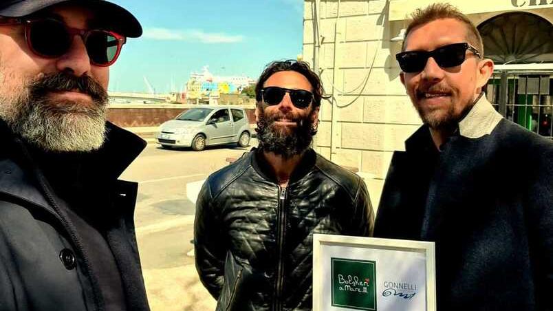 Gonnelli insieme ai collaboratori Andrea Luti e Mario Pini davanti al futuro Bolgheri a Mare