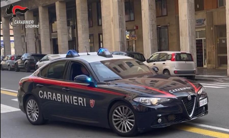 
	Una pattuglia dei carabinieri in via Grande (foto d'archivio)

