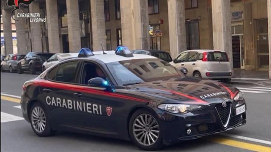 Una pattuglia dei carabinieri in via Grande (foto d'archivio)