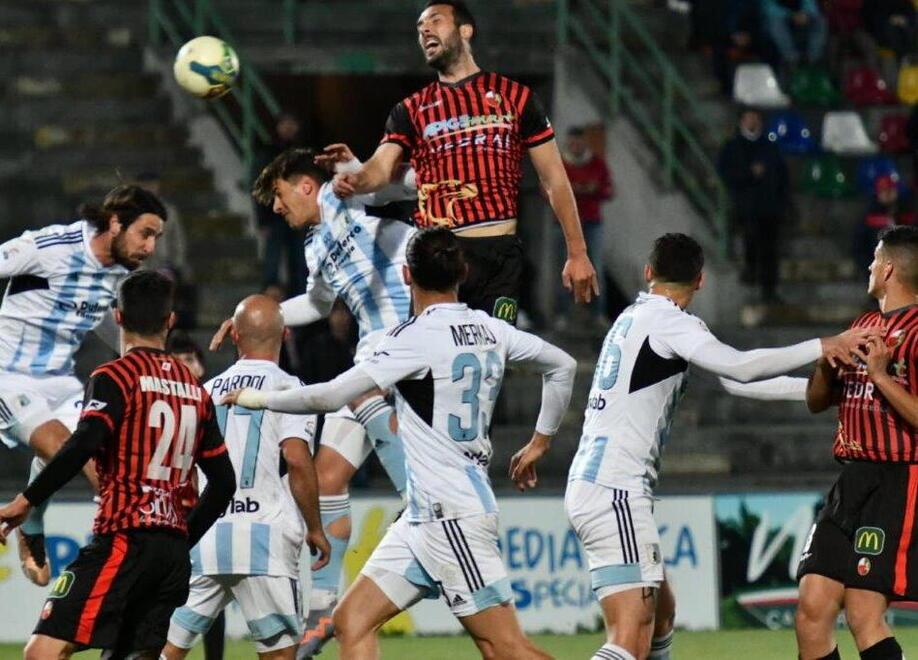 Lucchese punto d’oro per i playoff l’Entella non sfonda e rischia la B 