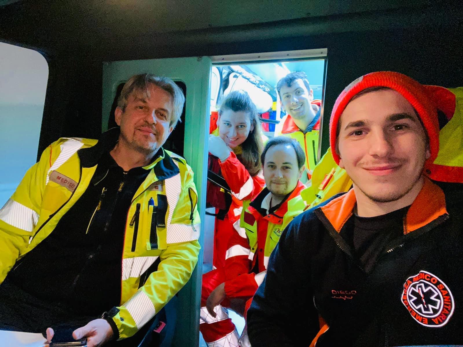 A sinistra il medico del 118 e rappresentante dei Cimo, Alberto Nannelli, insieme alla sua squadra in ambulanza