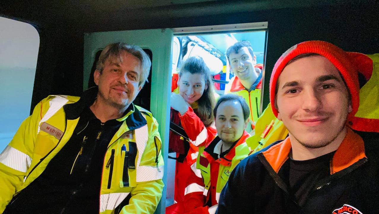 A sinistra il medico del 118 e rappresentante dei Cimo, Alberto Nannelli, insieme alla sua squadra in ambulanza