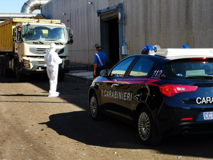 Perse la vita cadendo nel tritarifiuti, indagati sei dirigenti di Villaservice