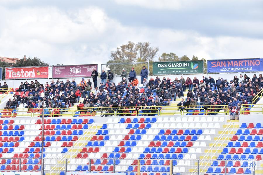 Sassari, tifoso razzista zittito dagli altri spettatori durante la partita Torres-Carrarese