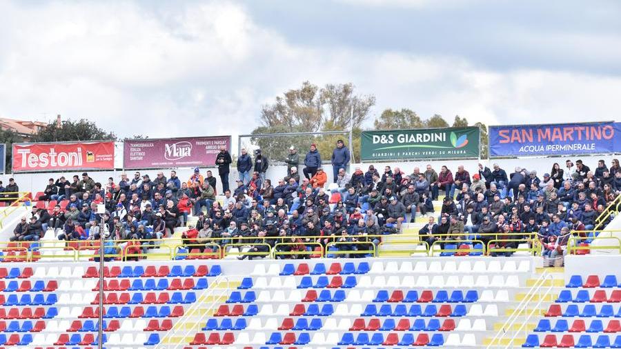 Sassari, tifoso razzista zittito dagli altri spettatori durante la partita Torres-Carrarese