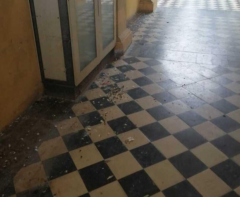 Cimitero di Carpi, il caso in consiglio «Tanta sporcizia e degrado» 