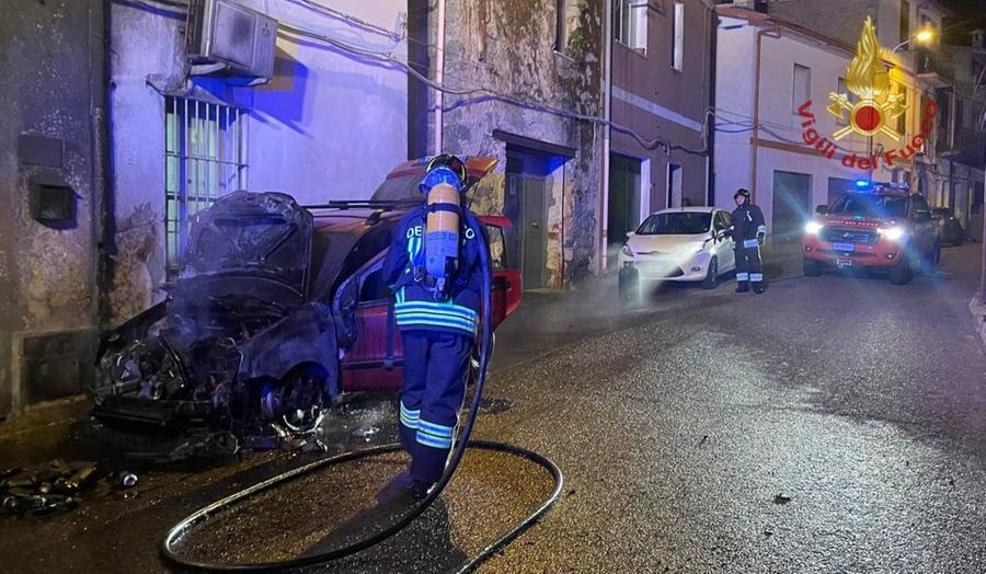 Paura per un’auto in fiamme a Burgos, a bordo c’era una bombola di gas