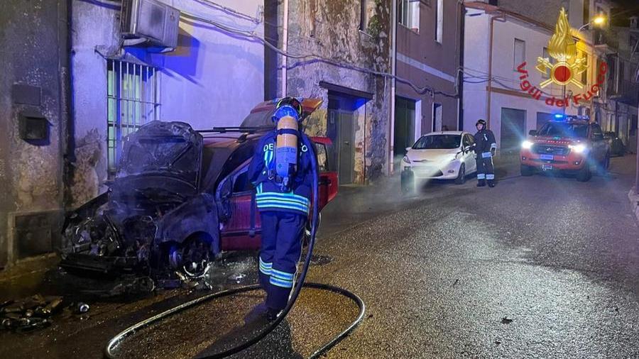 Paura per un’auto in fiamme a Burgos, a bordo c’era una bombola di gas