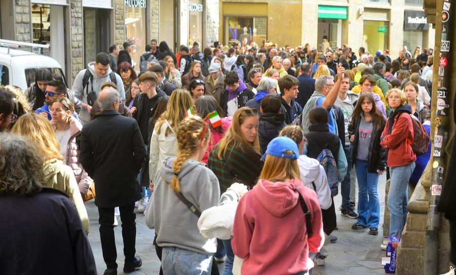 
	Turisti in centro a Firenze

