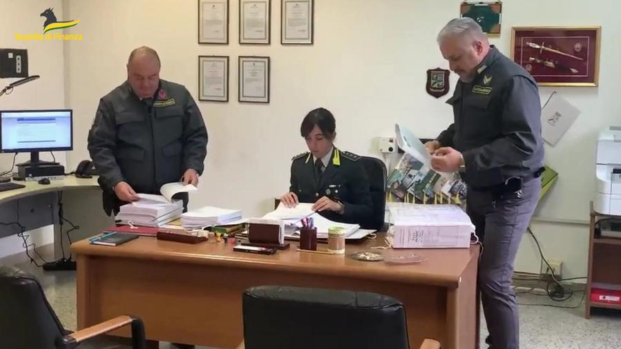 Finanzieri al lavoro (foto d'archivio)