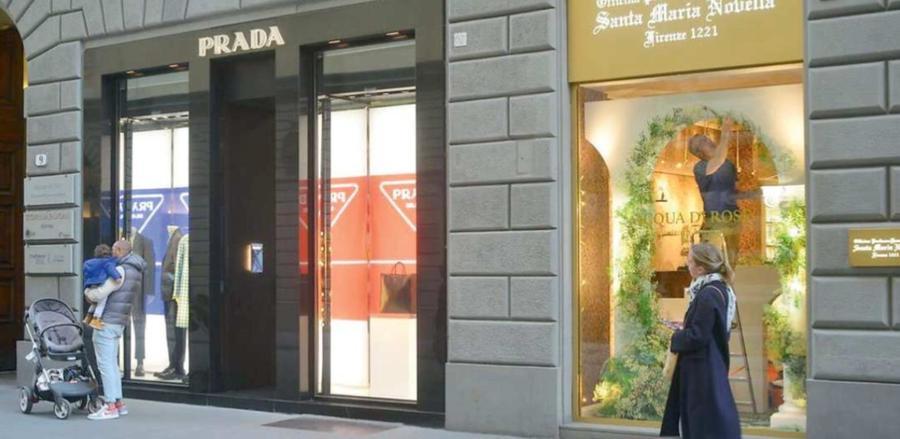Pasqua a Firenze, saracinesche su: per la prima volta aperti i negozi del lusso. Il caso H&M
