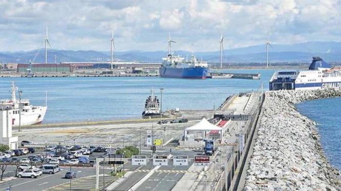 Una veduta del porto di Piombino (foto di Paolo Barlettani)
