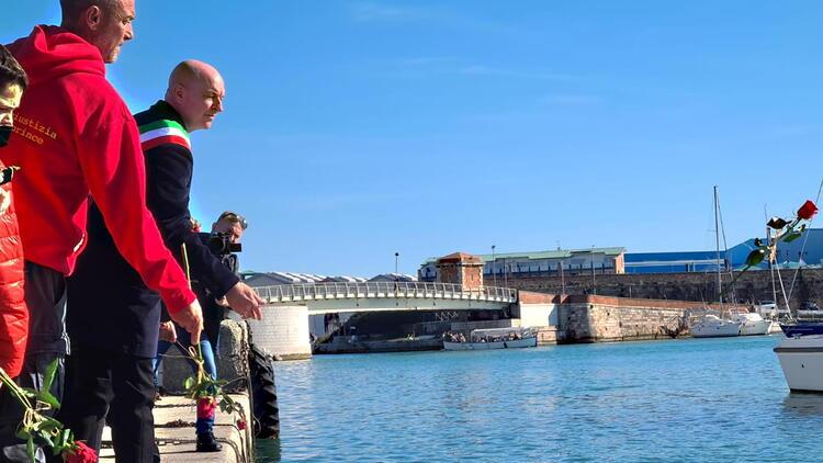 Il lancio delle rose l’anno scorso per l’anniversario della strage del Moby Prince (foto Franco Silvi)