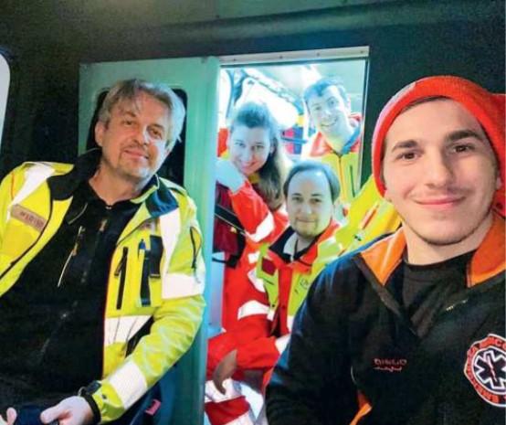
	A sinistra il medico 118 Alberto Nannelli in ambulanza con la squadra

