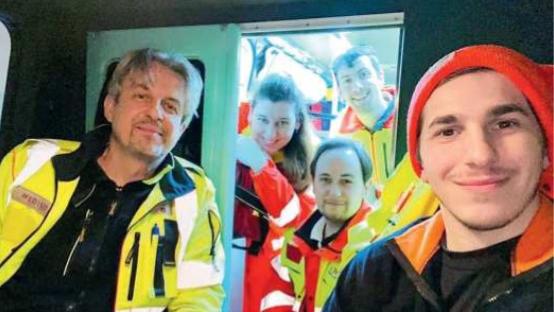 A sinistra il medico 118 Alberto Nannelli in ambulanza con la squadra
