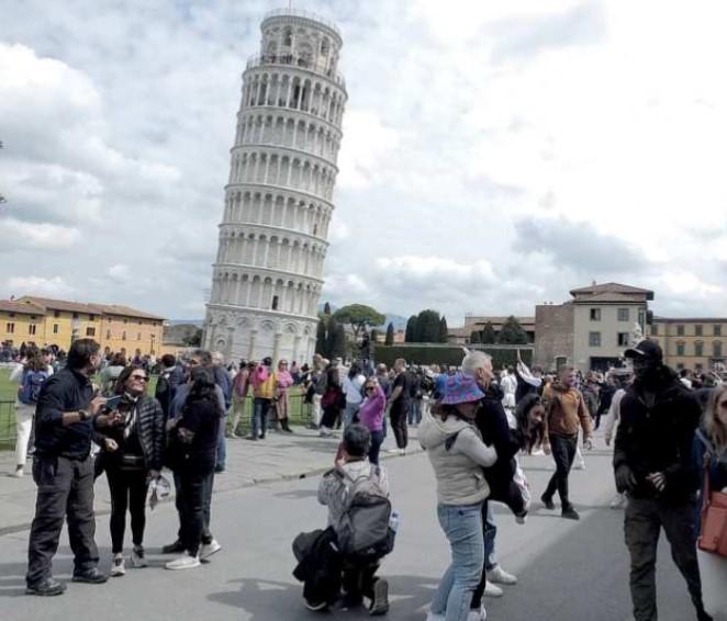 Pasqua record sotto la Torre: assalto dei turisti in provincia di Pisa. I numeri