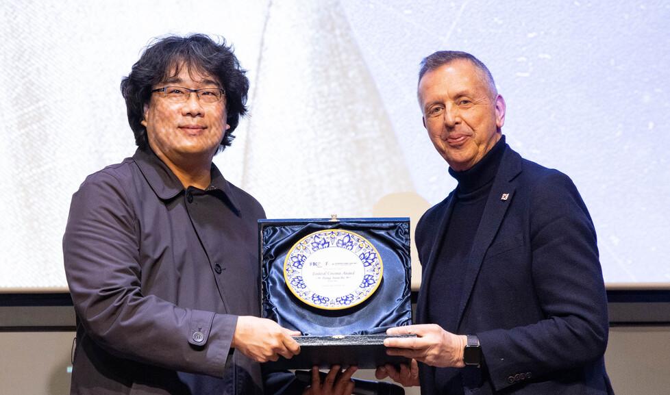 Bong Joon-ho insieme al direttore del Korea Film Fest Riccardo Gelli