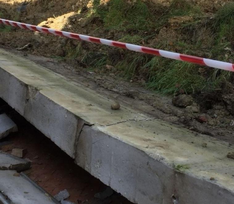 Una porzione del muro crollato