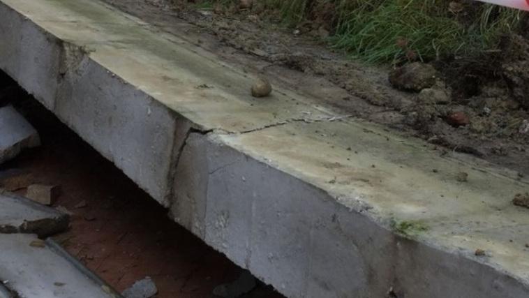 Una porzione del muro crollato