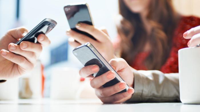 Consumi, niente crisi per i telefoni. Meno auto nuove per le famiglie