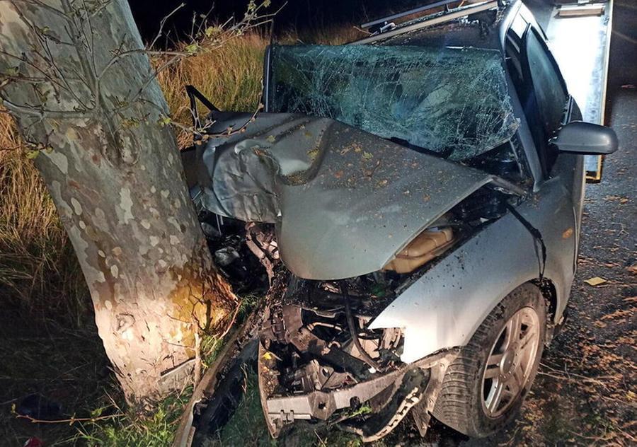 L'auto che si è schiantata contro un platano
