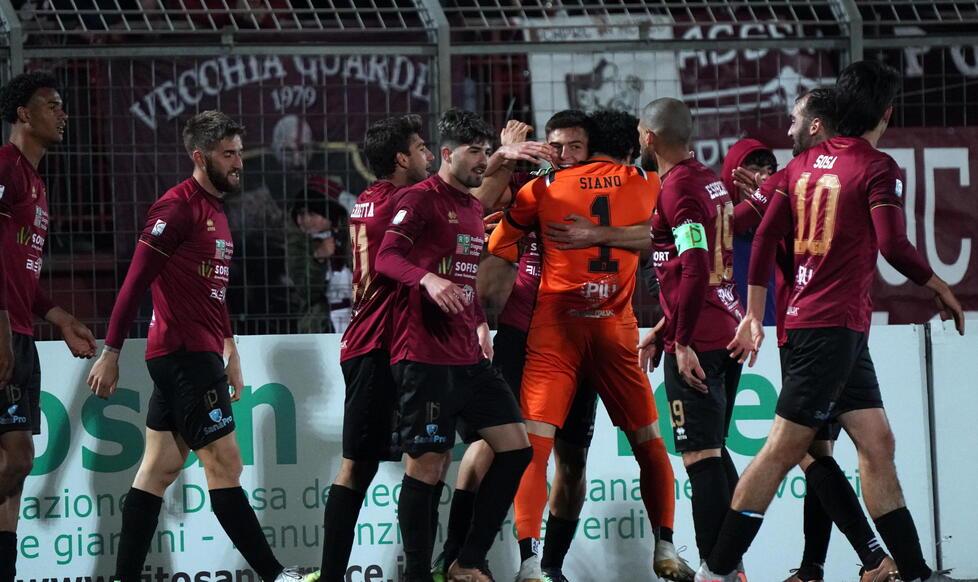 L’abbraccio fra i giocatori granata dopo il gol del raddoppio segnato da Guidi col Minevarchi