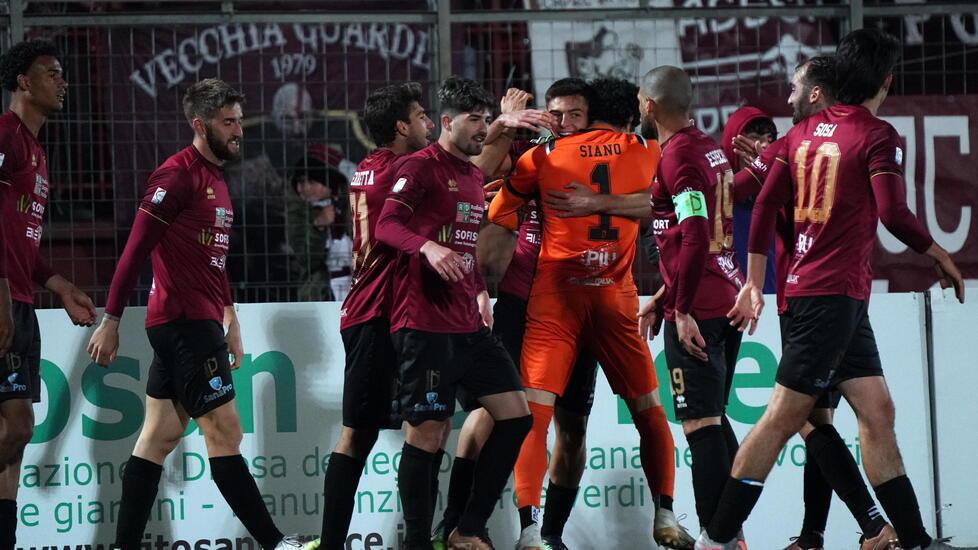 L’abbraccio fra i giocatori granata dopo il gol del raddoppio segnato da Guidi col Minevarchi