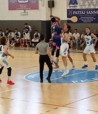 La palla a due della vittoriosa partita con Quarrata