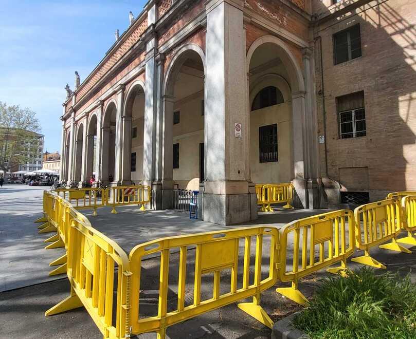 Statua pericolante, transenne davanti al teatro Valli