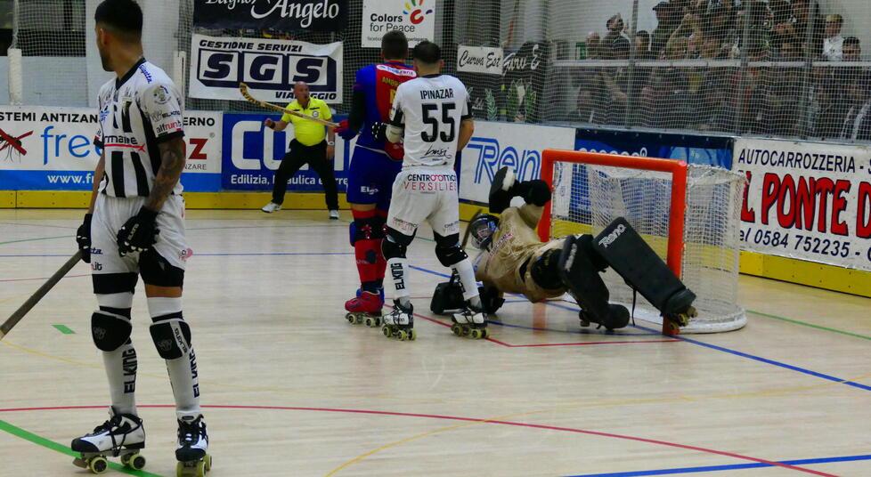 Un’azione dell’ultimo derby tra Forte dei Marmi e Cgc