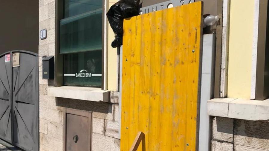 
	Il bancomat fatto saltare in aria a Migliarino (Foto di Fabio Muzzi)


