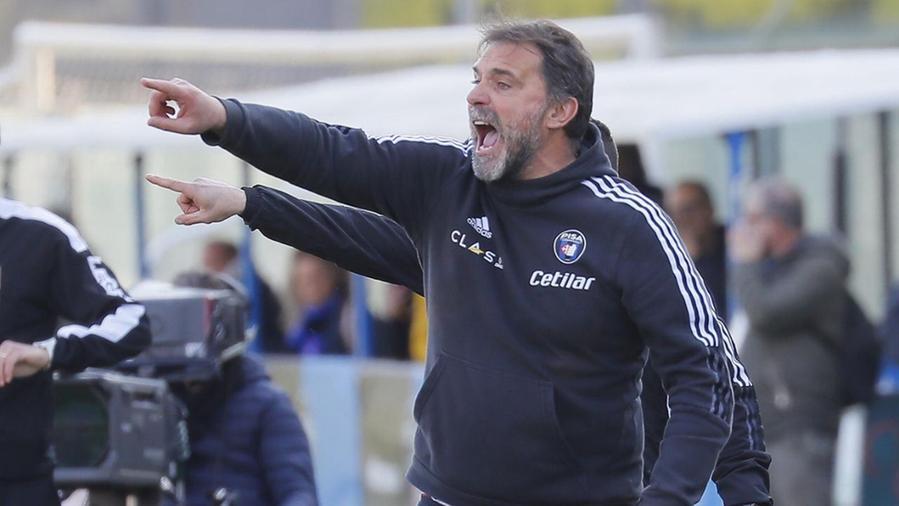 Il tecnico nerazzurro Luca D'Angelo (Foto di Fabio Muzzi)
