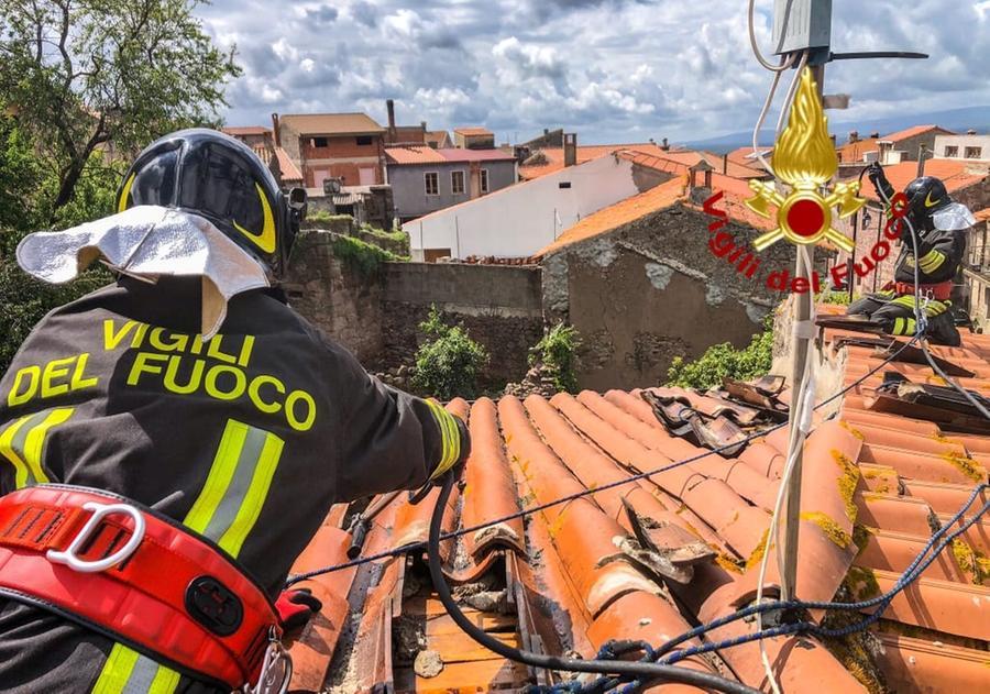 
	I vigili del fuoco spengono l'incendio a Busachi

