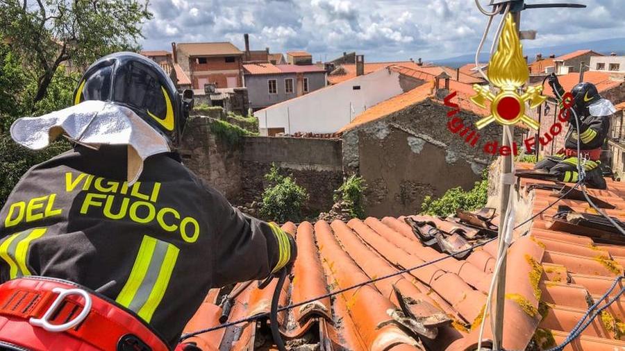 I vigili del fuoco spengono l'incendio a Busachi