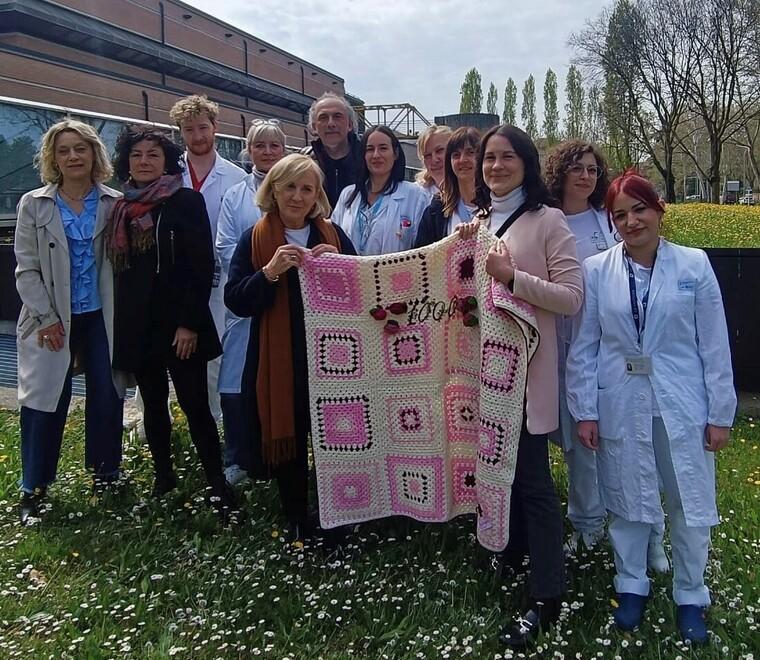 Senonaltro dona alla Radioterapia la coperta-abbraccio numero mille