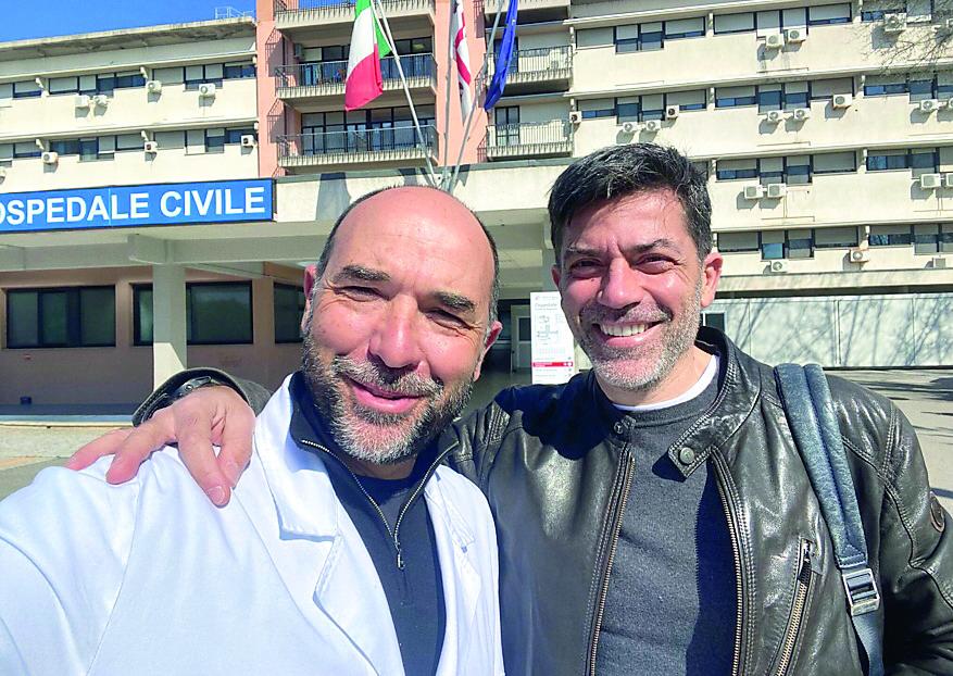 
	Il direttore della Chirurgia Carlo Pala (in camice) con il suo vice Giuseppe Ruggiu davanti all&rsquo;ospedale


