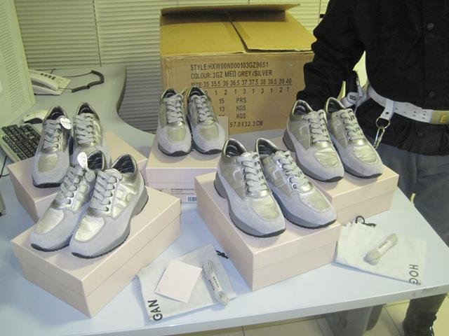 Alcune scarpe contraffatte (foto d'archivio)