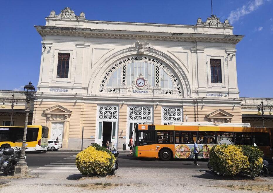 Piazza Dante e la stazione di Livorno centrale, dove è avvenuta la rapina