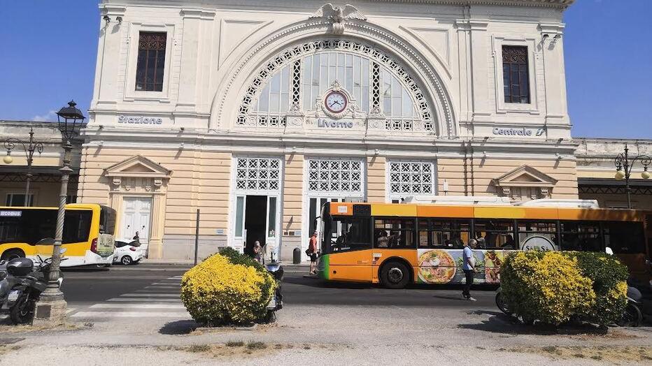 Piazza Dante e la stazione di Livorno centrale, dove è avvenuta la rapina