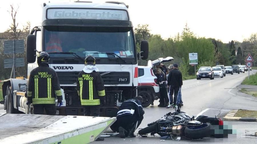 
	La moto e il camion nel punto dello scontro mortale (Foto di Fabio Muzzi)

