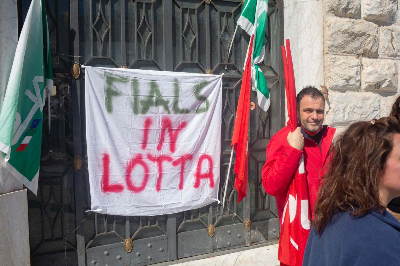 Lo striscione "Fials in lotta" fuori dall'ospedale (foto Daniele Stefanini/Silvi)