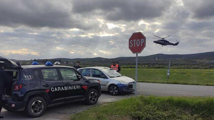 I carabinieri durante i controlli