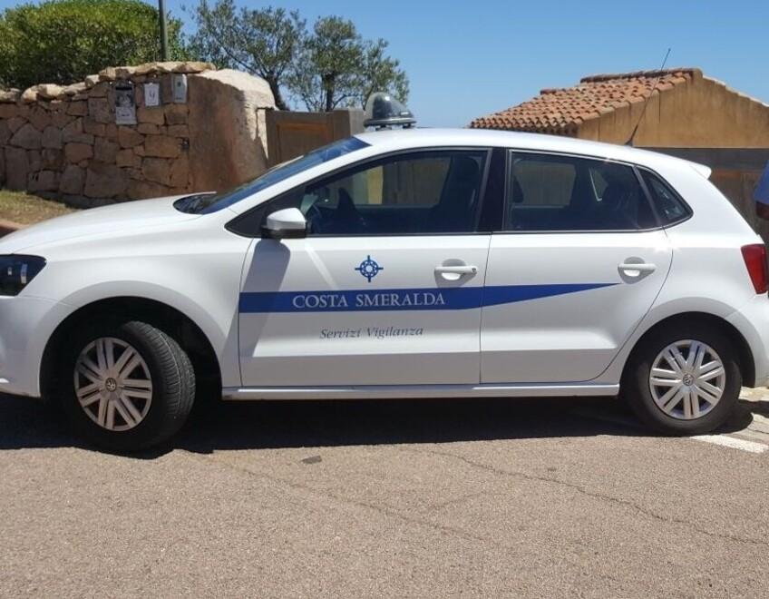 Vigilanza a Porto Cervo, il capo ha 71 anni e l’Ugl chiede: «In pensione subito» 