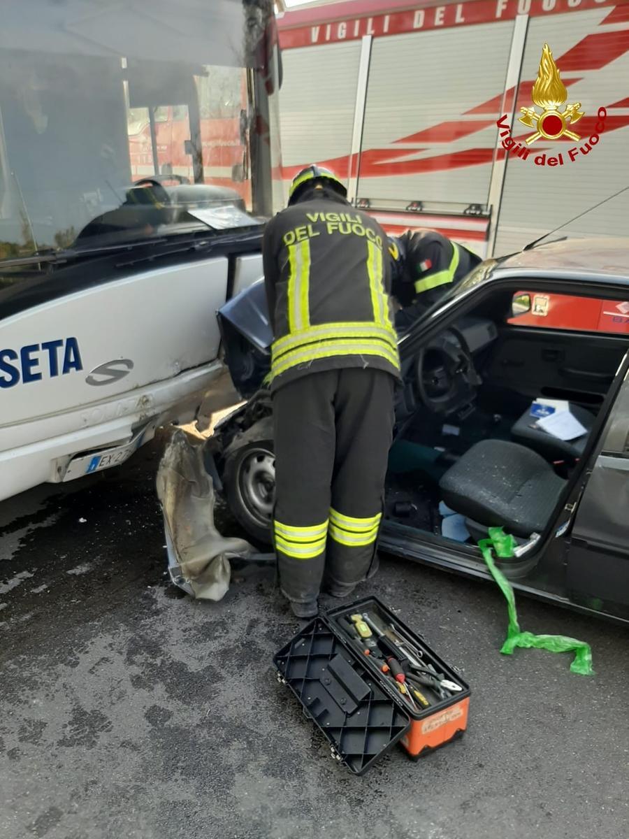 Schianto tra auto e autobus a Codemondo, un ferito grave
