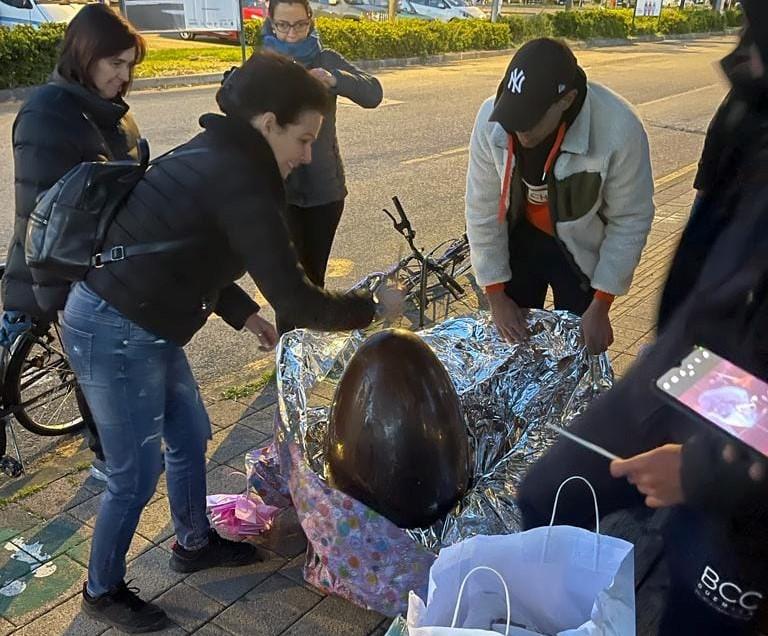 C’è anche un uovo di cioccolato da 6 kg nella Pasqua con i più poveri