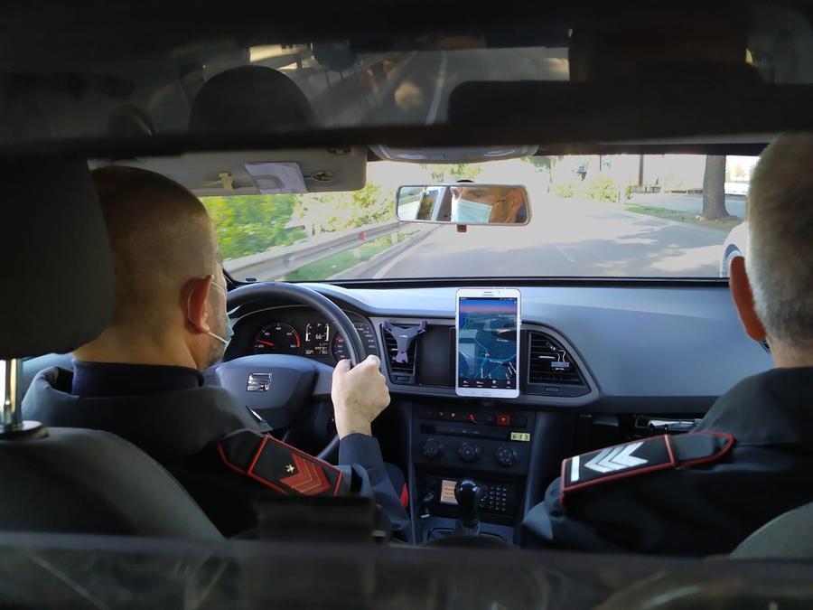 Tabaccaio reagisce a un tentativo di rapina, i banditi lo colpiscono col calcio della pistola e scappano