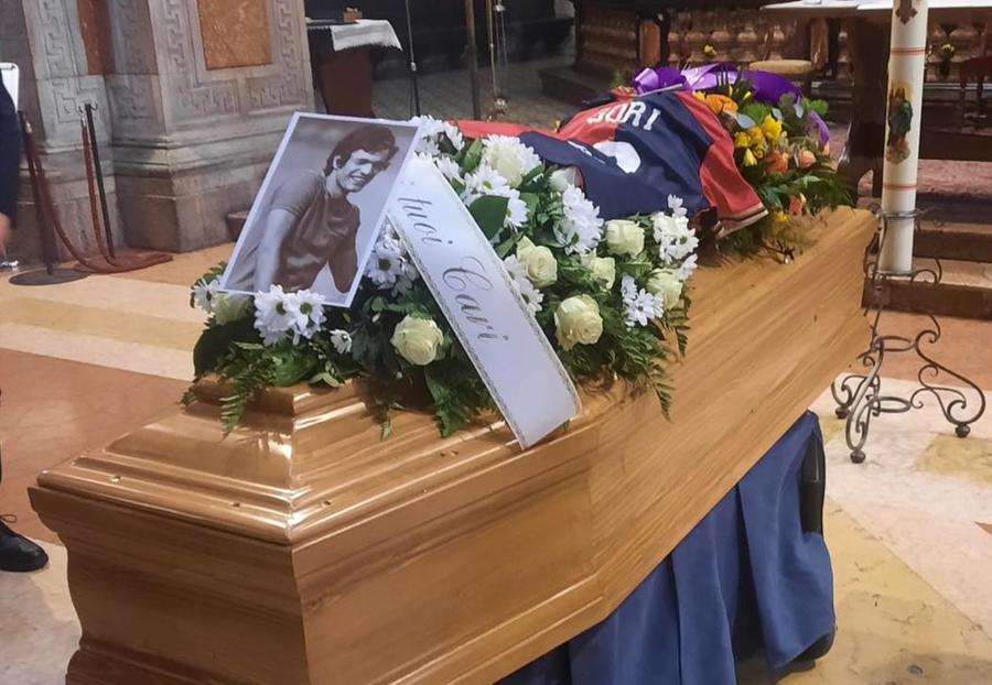 
	Il feretro in chiesa a Milano durante&nbsp; i funerali

